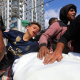 Palestinos junto al cuerpo de un muerto por un ataque ejecutado el 4 de mayo de 2026 por el Ejército de Israel contra la ciudad de Gaza a pesar del alto el fuego acordado en octubre de 2025 (archivo) Europa Press/Contacto/Bilal Osama