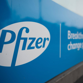 El logotipo de Pfizer en una de sus oficinas corporativas. A 23 de enero de 2021 en Berlín (Alemania). Christophe Gateau/Deutsche Press / DPA