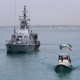 Buque de la Guardia Revolucionaria iraní y una lancha rápida en aguas del golfo Pérsico Europa Press/Contacto/Rouzbeh Fouladi