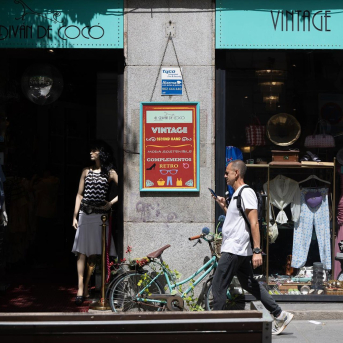 Fachada de una tienda de ropa de segunda mano, a 28 de abril de 2026, en Madrid (España).  Eduardo Parra - Europa Press