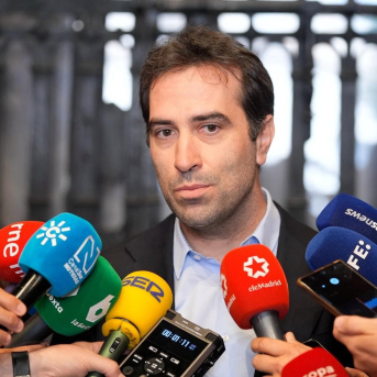 El vicepresidente primero del Gobierno y ministro de Economía, Carlos Cuerpo, en una atención a medios en Sevilla. JOAQUIN CORCHERO / EUROPA PRESS