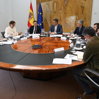Imagen de la reunión sobre la situación del barco afectado por hantavirus. Pool Moncloa/Borja Puig de la Bellacasa Imagen de la reunión sobre la situación del barco afectado por hantavirus. Pool Moncloa/Borja Puig de la Bellacasa