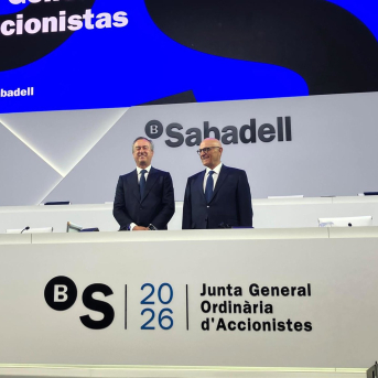El consejero delegado saliente de Banco Sabadell, César González-Bueno, y el presidente, Josep Oliu EUROPA PRESS El consejero delegado saliente de Banco Sabadell, César González-Bueno, y el presidente, Josep Oliu EUROPA PRESS