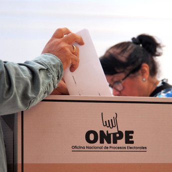 Una persona emite su voto en un centro de votación en Lima, Perú, durante las últimas elecciones presidenciales de abril. Europa Press/Contacto/Carlos Garcia Granthon Una persona emite su voto en un centro de votación en Lima, Perú, durante las últimas elecciones presidenciales de abril. Europa Press/Contacto/Carlos Garcia Granthon