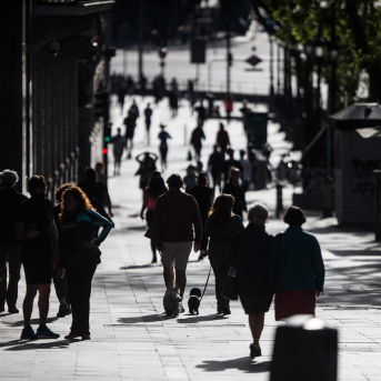 Personas caminando por las calles de Madrid.  Joaquin Corchero / Europa Press