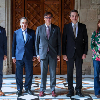 El director general de L’Energètica, Daniel Pérez; el presidente de Enagás, Antonio Llardén; el president de la Generalitat, Salvador Illa; el consejero delegado de Enagás, Arturo Gonzalo; y la consellera de Territorio, Sílvia Paneque ENAGÁS