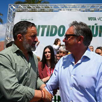 El presidente de Vox, Santiago Abascal, junto al candidato de Vox a la Junta de Andalucía, Manuel Gavira, durante el acto. ÁNGEL DÍAZ/ EUROPA PRESS El presidente de Vox, Santiago Abascal, junto al candidato de Vox a la Junta de Andalucía, Manuel Gavira, durante el acto. ÁNGEL DÍAZ/ EUROPA PRESS