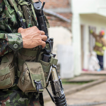 La policía y el ejército colombianos intervienen tras un ataque con granadas contra una comisaría en Poterito, Jamundí, Colombia Europa Press/Contacto/Sebastian Marmolejo