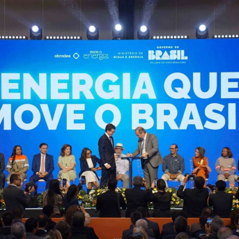 Joao Brito Martins, de pie a la izquierda, durante la firma de la nueva concesión. EDP