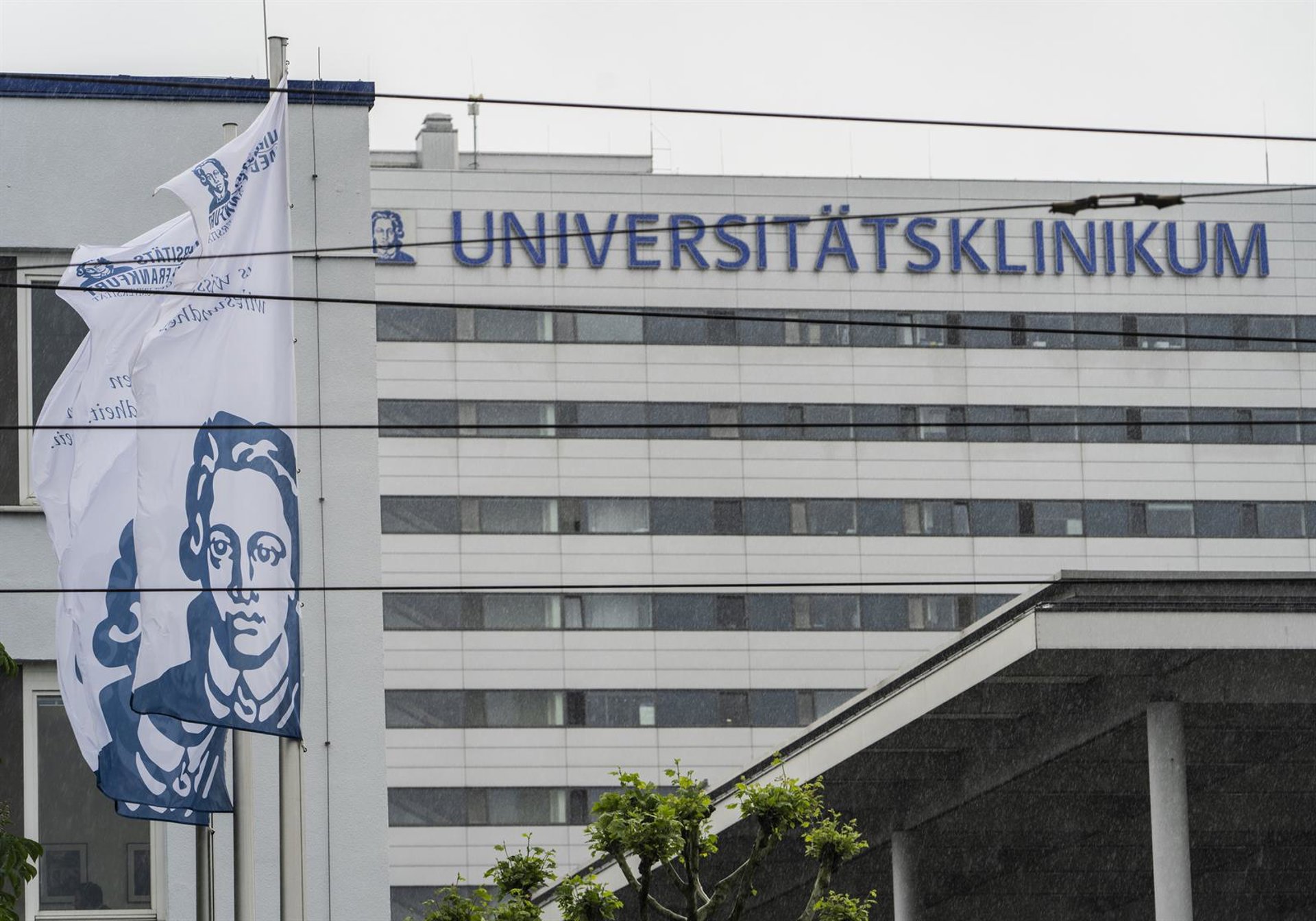 Banderas con el rostro de Johann Wolfgang Goethe frente a un hospital en la ciudad de Fráncfort, Alemania Andreas Arnold/dpa