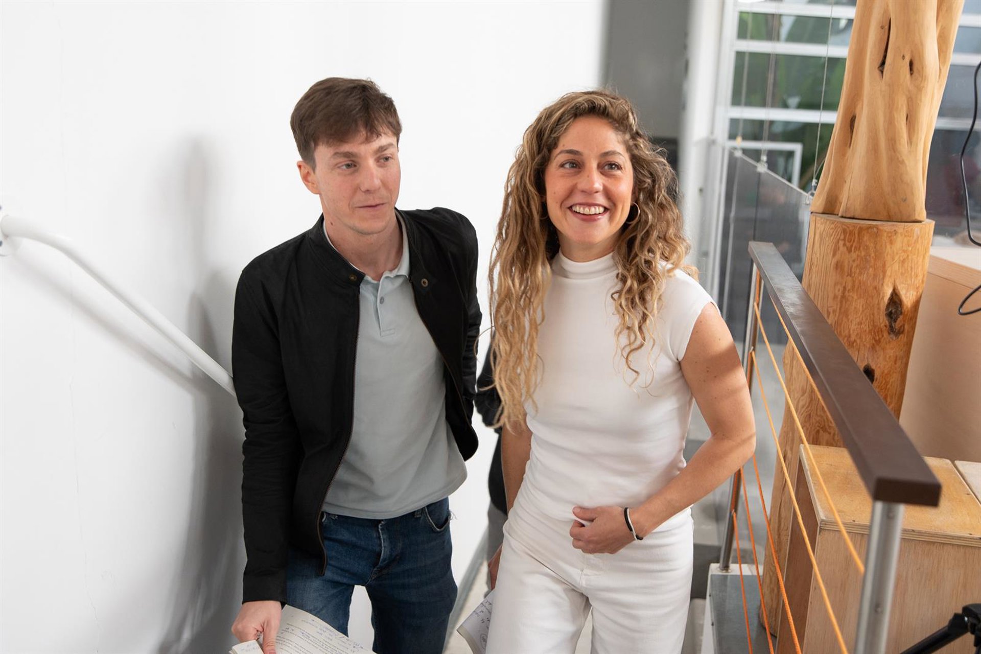La coordinadora general de Sumar, Lara Hernández, y el concejal de Más Madrid, Eduardo Rubiño, durante una rueda de prensa a 13 de abril de 2026, en Madrid (España).  Isa Saiz - Europa Press