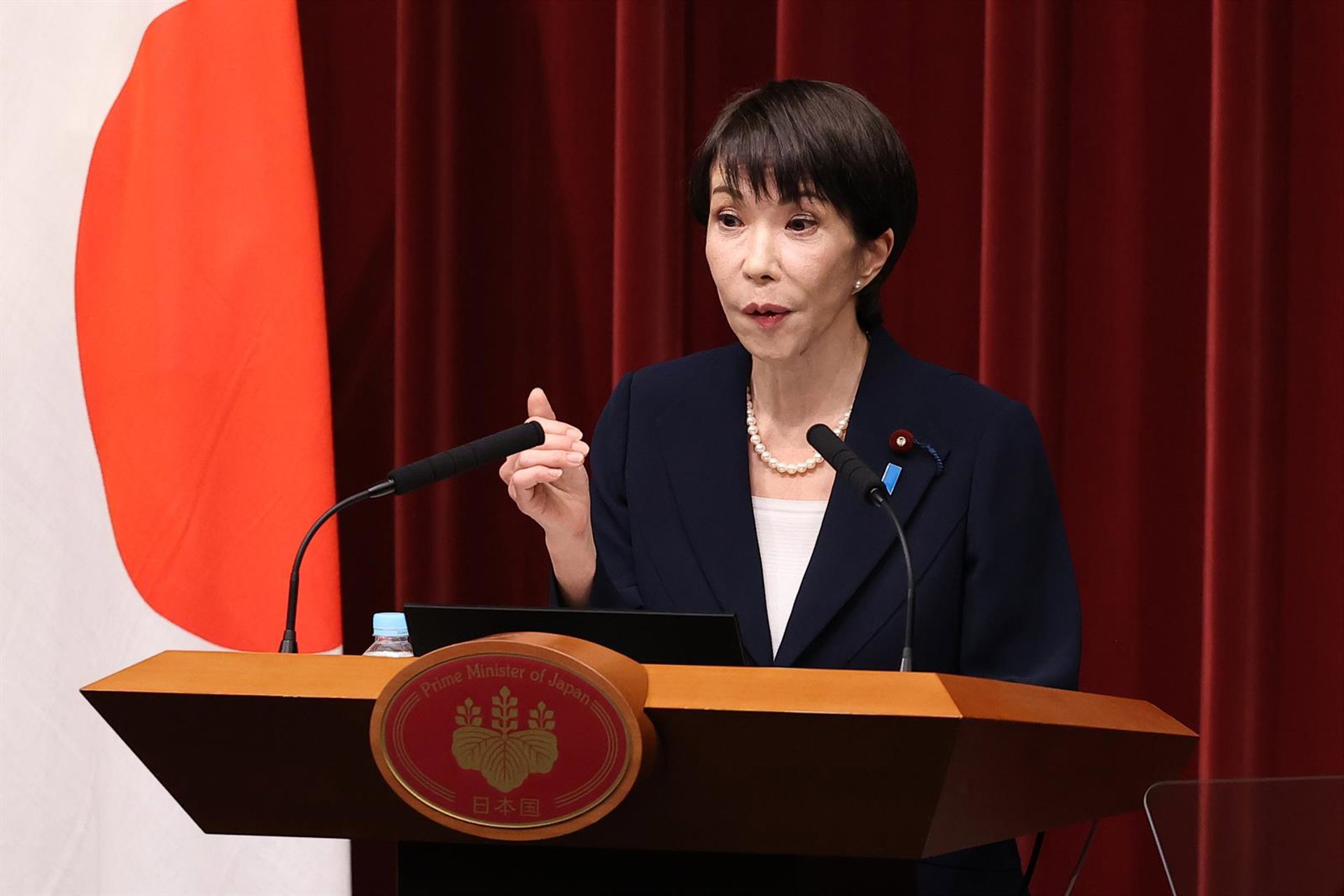 La primera ministra japonesa, Takaichi Sanae, ofrece una rueda de prensa en Tokio. Rodrigo Reyes Marin/ZUMA Press W / DPA