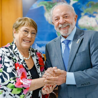 La expresidenta de Chile (2006-2010; 2014-2018) y candidata a secretaria general de la ONU Michelle Bachelet (izquierda) , junto al presidente de Brasil, Luiz Inácio Lula da Silva (derecha) LULA DA SILVA EN X