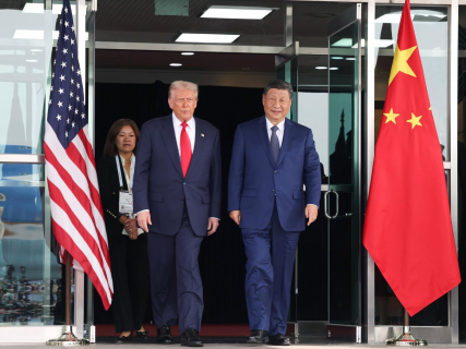 El presidente de Estados Unidos, Donald Trump, junto a su homólogo en China, Xi Jinping, durante su encuentro en 2025 en la ciudad surcoreana de Busan   Europa Press/Contacto/Huang Jingwen