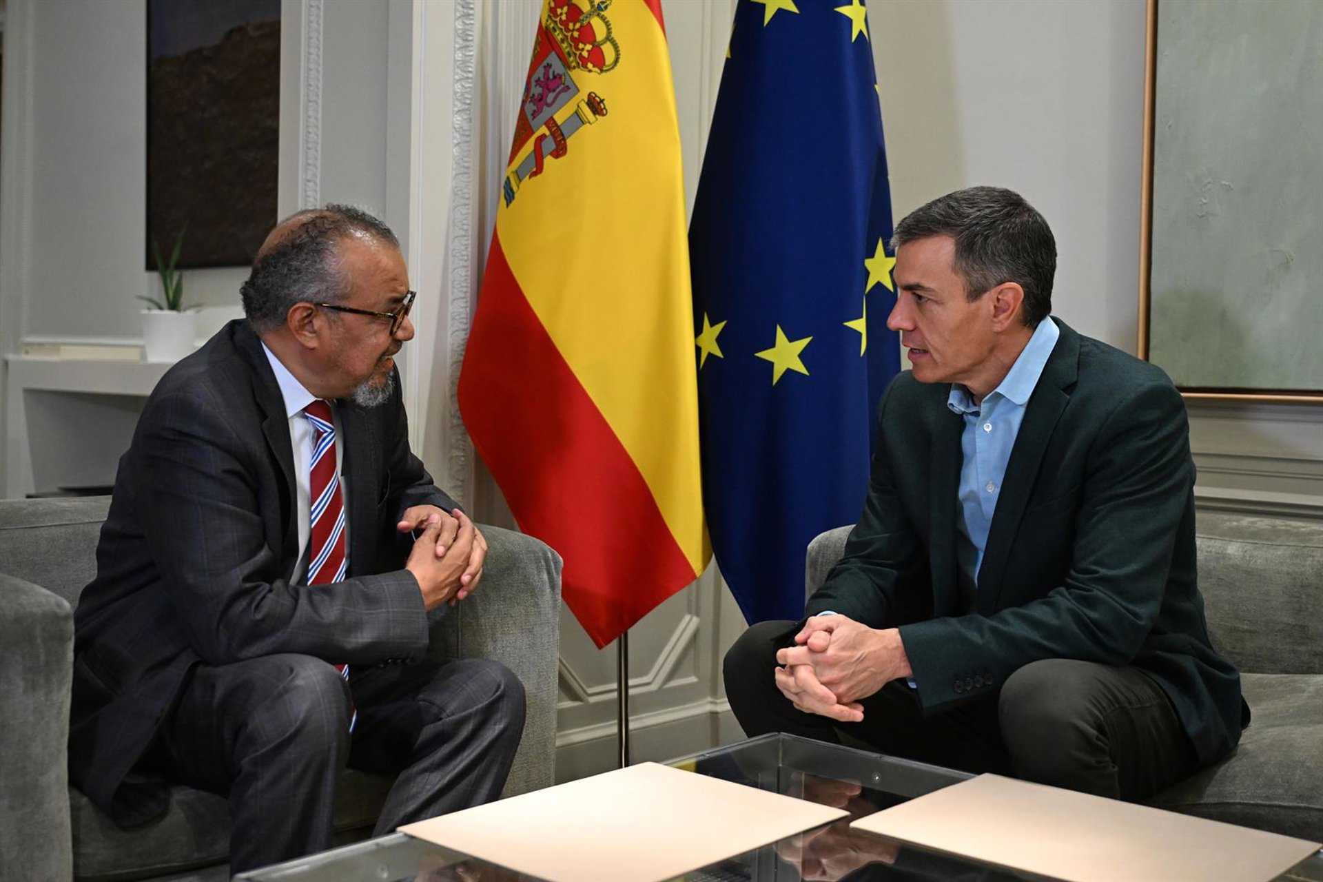 El presidente del Gobierno, Pedro Sánchez (d), mantiene un encuentro con el director general de la OMS retrasa al 10 de mayo el inicio de la cuarentena por hantavirus, que finalizará el 21 de junio Pool Moncloa/Borja Puig de la Bellacasa