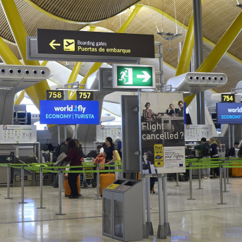 Viajeros en la Terminal T4 del Aeropuerto Adolfo Suárez Madrid-Barajas, a 30 de marzo de 2026, en Madrid (España).  Jesús Hellín - Europa Press