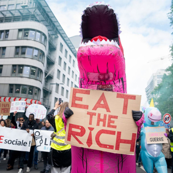 Manifestantes protestan contra la subida de los precios de la energía y contra las reformas sociales del Gobierno federal belga, en la protesta convocada por los tres sindicatos nacionales. Marius Burgelman / Belga Press / Europa Press / Co