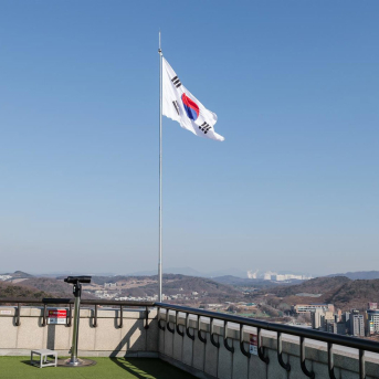 Una bandera de Corea del Sur ondea en el observatorio de Paju, cerca de la frontear con Corea del Norte.  Europa Press/Contacto/Irina Karabut