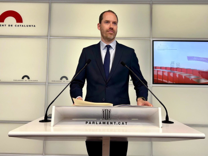 El portavoz del PP en el Parlament, Juan Fernández, en una rueda de prensa EUROPA PRESS
