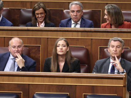 El secretario general del PP, Miguel Tellado, la portavoz del PP en el Congreso, Ester Muñoz y el presidente del PP, Alberto Núñez Feijóo, durante una sesión plenaria en el Congreso, a 29 de abril de 2026, en Madrid (España).  Eduardo Parra - Europa Press