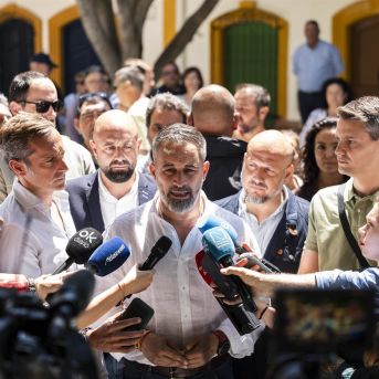 El presidente de Vox, Santiago Abascal, atiende a los medios en una visita realizada a Níjar (Almería) en el contexto de la campaña electoral andaluza.  Marian León - Europa Press