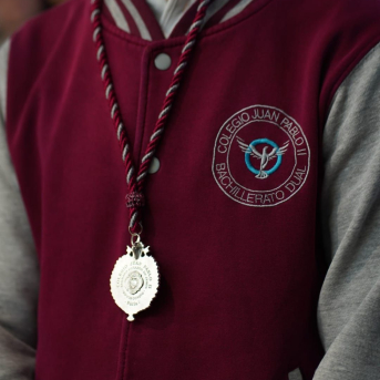 La VI promoción del Colegio Juan Pablo II se gradúa bajo el Sagrado Corazón