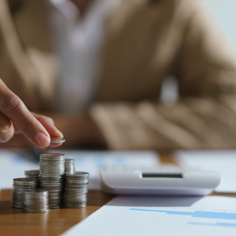 Una persona realiza cuentas. QUANTAX