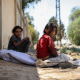 Dos niñas sirias con ropas desgastadas descansan al borde de la carretera después de rebuscar entre la basura restos de plástico para vender y ayudar a mantener a su familia, en Damasco   Europa Press/Contacto/Mohammad Bashir Aldaher