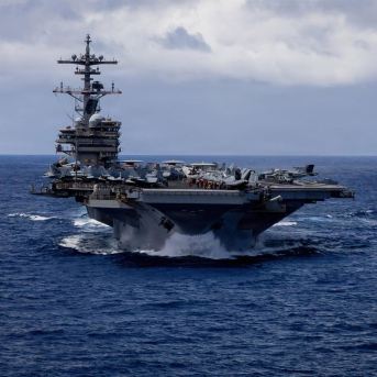 El portaaviones de la clase Nimitz de la Armada de los Estados Unidos, el USS George H. W. Bush, navega por el este de África en el marco de la operación 'Furia Épica'. Europa Press/Contacto/Handout/U.S Navy