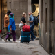 Varios turistas con maletas en el centro de Barcelona David Zorrakino - Europa Press
