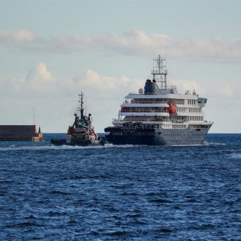 Evacuación en lancha de pasajeros a bordo del crucero MV Hondius fondeado cerca del puerto de Granadilla, a 11 de mayo de 2026, en Granadilla de Abona, Tenerife, Islas Canarias (España).  Europa Press Canarias - Europa Press