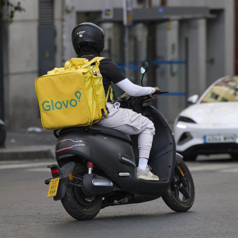 Un repartidor de Glovo en una moto por una calle de Madrid, 29 de agosto de 2025, en Madrid (España). Jesús Hellín - Europa Press Un repartidor de Glovo en una moto por una calle de Madrid, 29 de agosto de 2025, en Madrid (España). Jesús Hellín - Europa Press