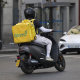 Un repartidor de Glovo en una moto por una calle de Madrid, 29 de agosto de 2025, en Madrid (España). Jesús Hellín - Europa Press