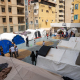 Niños en un patio con tiendas de campaña en un refugio temporal en la capital de Líbano, Beirut FOUAD CHOUFANY/UNICEF