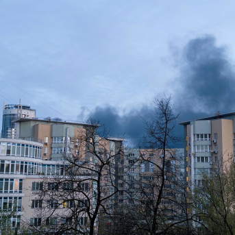 Columna de humo tras un ataque del Ejército de Rusia contra la capital de Ucrania, Kiev, en abril de 2026 (archivo) Kyrylo Chubotin / Zuma Press / Europa Press / Cont