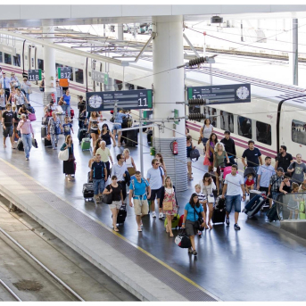 Viajeros de Renfe en una estación de alta velocidad RENFE