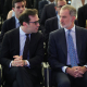 El vicepresidente primero y ministro de Economía, Comercio y Empresa, Carlos Cuerpo, y el Rey Felipe VI, durante un foro económico el paso mes de abril.  Alejandro Martínez Vélez - Europa Press