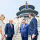El presidente chino Xi Jinping y el presidente de Estados Unidos Donald Trump visitan el Templo del Cielo en Pekín, capital de China.   Europa Press/Contacto/Liu Bin