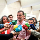 El candidato de Por Andalucía a la Presidencia de la Junta, Antonio Maíllo, en una atención a los medios frente al Hospital Reina Sofía de Córdoba. POR ANDALUCÍA
