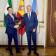 El presidente de la Junta de Andalucía, Juanma Moreno (i), y el de la Xunta de Galicia, Alfonso Rueda (d), se saludan el 18 de marzo de 2025, en Sevilla (Andalucía, España). Esther Lobato - Europa Press