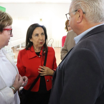 Margarita Robles (centro) habla en La Carlota (Córdoba) con candidatos y dirigentes del PSOE. PSOE
