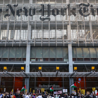 Manifestación frente a la sede del diario 'The New York Times'. Europa Press/Contacto/Apolline Guillerot-Malick