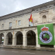 El Parlamento de Cantabria se vuelca con el Racing con una gran bandera en su fachada