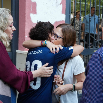 La madre de la menor víctima de acoso escolar en la concentración celebrada este viernes. A 17 de octubre de 2025, en Sevilla (Andalucía, España). María José López - Europa Press La madre de la menor víctima de acoso escolar en la concentración celebrada este viernes. A 17 de octubre de 2025, en Sevilla (Andalucía, España). María José López - Europa Press
