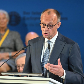 El canciller de Alemania, Friedrich Merz, en la entrega del premio Carlomagno a Mario Draghi. Henning Kaiser/dpa El canciller de Alemania, Friedrich Merz, en la entrega del premio Carlomagno a Mario Draghi. Henning Kaiser/dpa