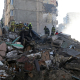 Equipos de rescate del Servicio Estatal de Emergencias retiran los escombros de un edificio de apartamentos de nueve pisos dañado por un ataque con misiles y drones rusos en Kiev, Ucrania Europa Press/Contacto/Oleksandr Klymenko