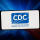 Ilustración con el logo de los Centros para el Control y la Prevención de Enfermedades (CDC, por sus siglas en inglés) de Estados Unidos Europa Press/Contacto/Timon Schneider