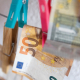 Varios billetes sujetos con pinzas. Eduardo Parra - Europa Press
