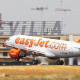 Un avión de easyJet despega del aeropuerto de Sevilla. EASYJET