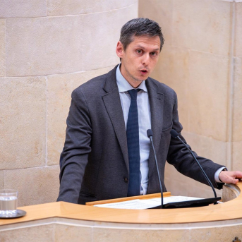 El PSOE plantea un plan para recortar listas de espera sanitarias reduciendo peonadas y derivación privada El PSOE plantea un plan para recortar listas de espera sanitarias reduciendo peonadas y derivación privada